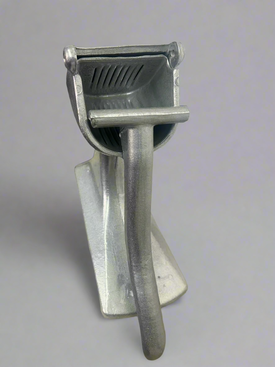 Traditional Metal Hand juicer-(1)